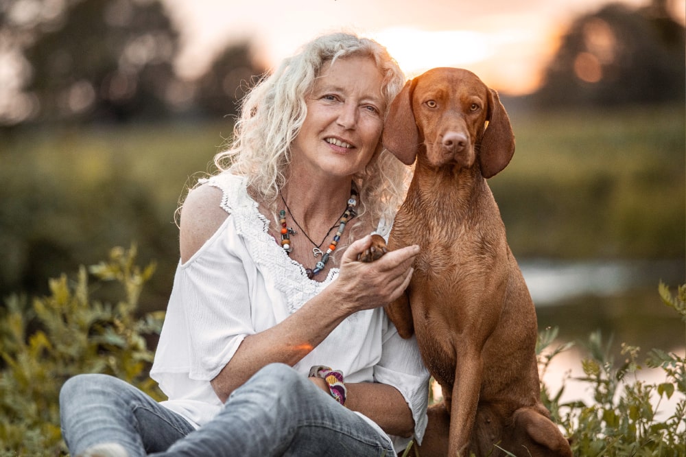 frau mit hund sonnenuntergang ems warendorf