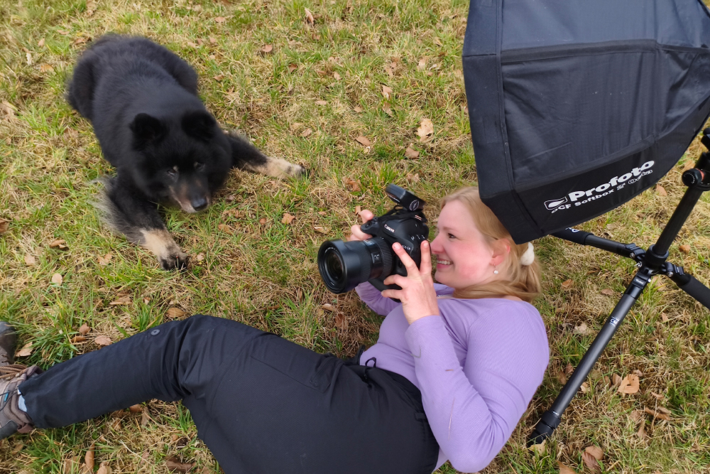 Behind the Scenes Regenbogenshooting Hundefotografin Julia Hartmann mit Hund Koda