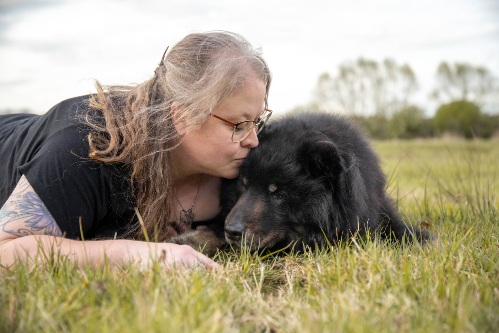 Regenbogenshooting mit Hund Koda und Frauchen Nadine im Wald Münsterland