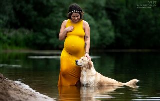 Tierschutzhund beim Babybauch Shooting Beelen NRW